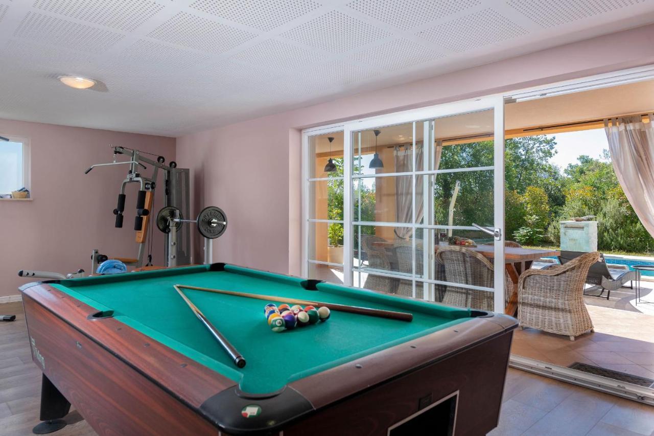 Ari 8+2 Villa Krnica