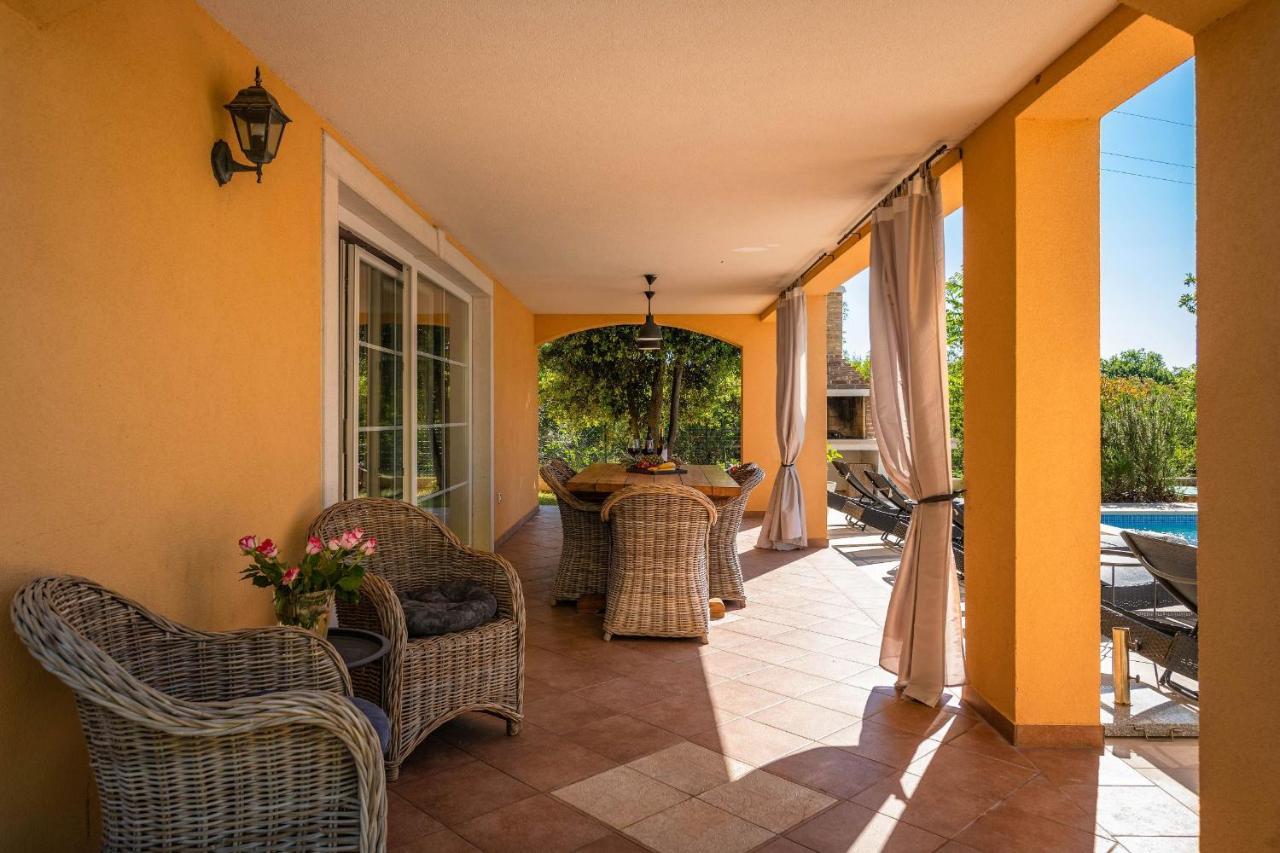 Ari 8+2 Villa Krnica